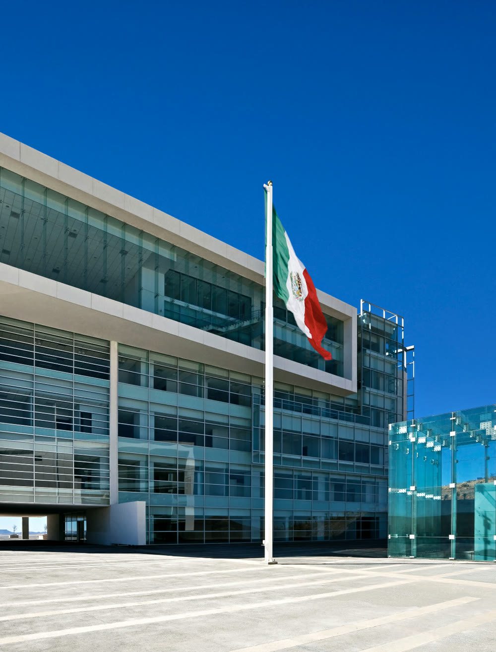 Edificio corporativo con la bandera de México