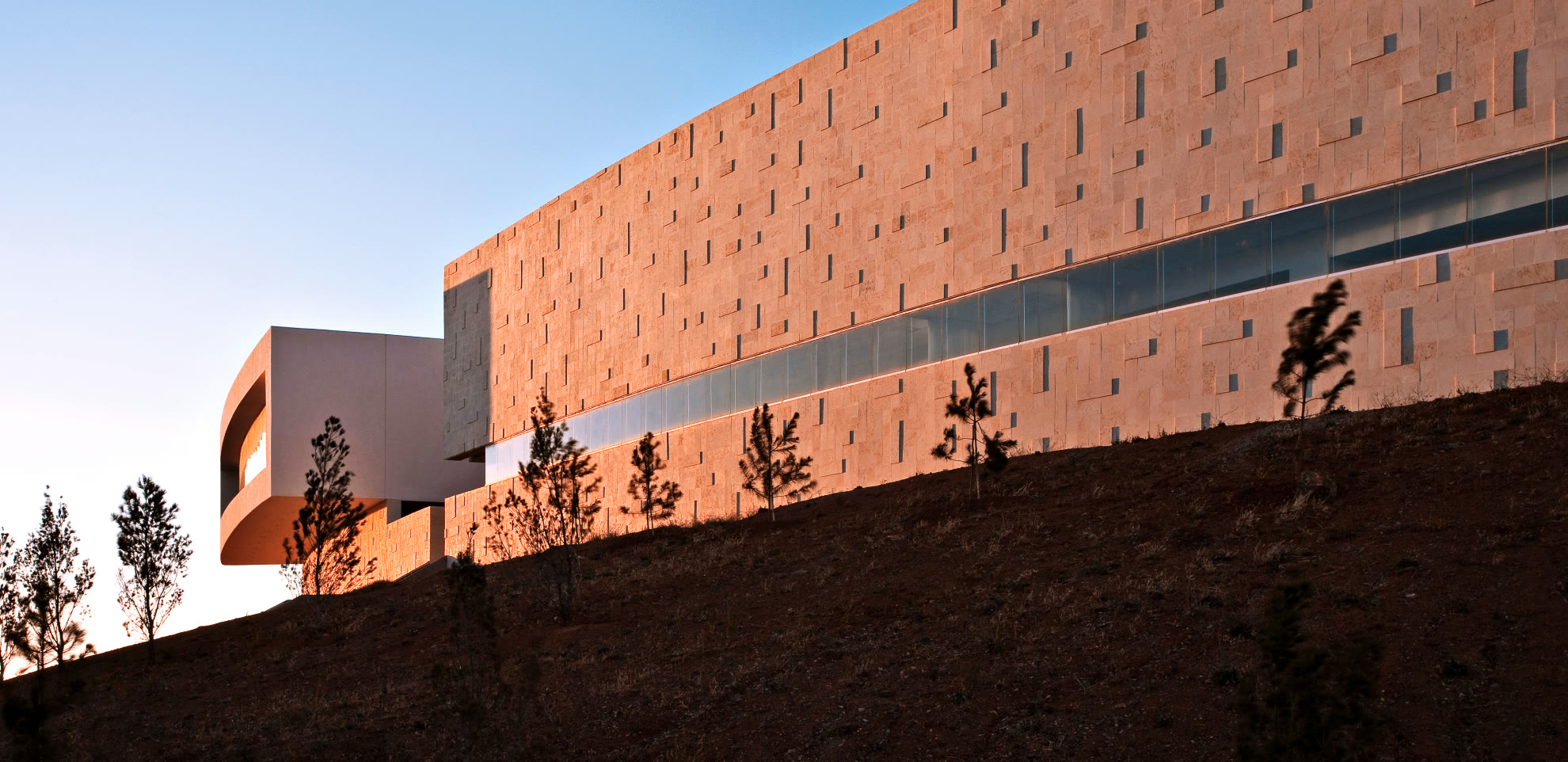 Edificio con fachada de piedra al atardecer
